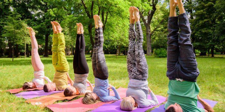 Joga na každý deň – poloha stoj na pleciach