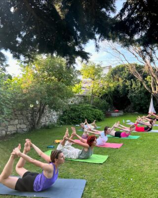 JOGA VONKU na čerstvom vzduchu🧘🌳☘️
🤸‍♂️počas celého leta s Ásanou v Medickej záhrade, v Zámockom parku V Pezinku a v čarokrásnej záhrade vo Svätom Jure. Info nájdete na fstbonis-tr.com  ✅duševná vyrovnanosť
✅zdravý chrbát
✅zvládanie stresu
✅radosť z pohybu
✅priateľská atmosféra  Cvičenia sú vhodné pre úplných začiatočníkov, ako i pokročilých, vhodné aj pre deti od 6 rokov.  Netreba sa vopred hlásiť, stačí prísť😊Nezabudnite si jogamatku.  Tešíme sa, že už vyše 12 rokov podporujeme cvičeniami vonku ľudí v ich fyzickom, ako i psychickom zdraví.🌳💚🧘‍♂️  #jogavonku #summeryoga #simakzamokpezinok #slovakia🇸🇰 #wellbeing #healthylifestyle #jogaceskoslovensko #pezinok #svatyjur #medickazahrada #bratislava🇸🇰 #letnajoga#openyoga #outdooryoga #openairyogaclasses