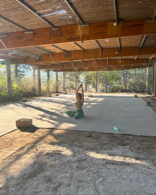 Morning yoga in Greece🇬🇷  Thank you for the invitation to the lovely international family camp in Greece for a pleasant time together.  Thank you for your many positive feedbacks about my conducting the morning lessons, I really appreciate it.🙏🏼🫶🕉️  #yoga #yogagreece #kidsyoga #loveallserveall #weelbeing #summeryoga #yogacamp #sunion